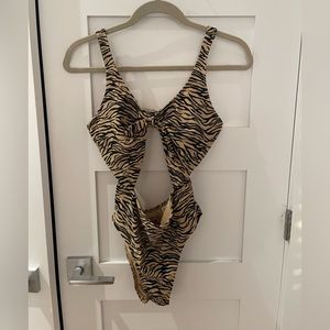 🌟3 for 30$🌟 Hollister tiger print cutout onepiece swimsuit